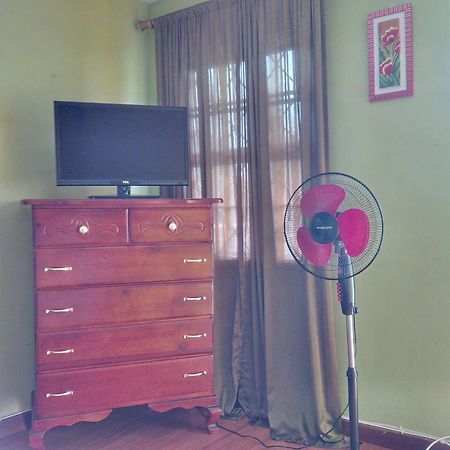 Impeccable Guest Rooms 2 كينغستون الغرفة الصورة